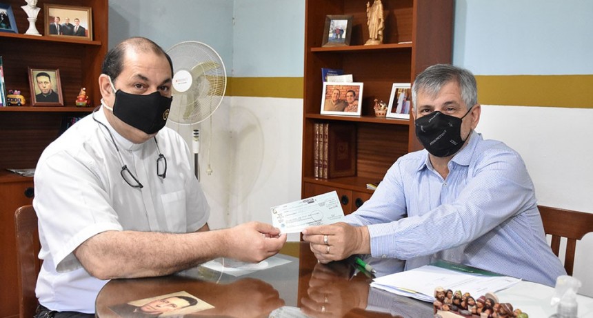 Chivilcoy: Britos entregó un cheque de un millón de pesos destinado a reparar la Iglesia del Carmen