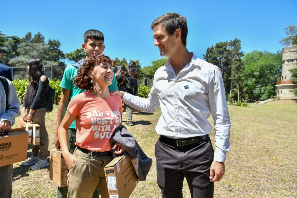 San Vicente: Mantegazza entregó tablets del programa Conectar Igualdad 