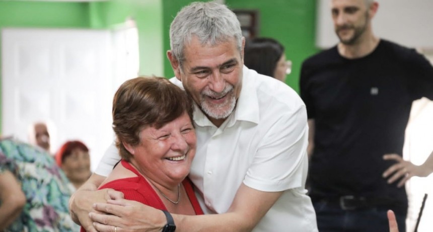 Avellaneda: El intendente Ferraresi recorrió instituciones y entregó subsidios para obras