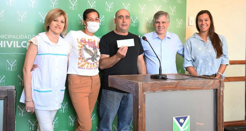 Chivilcoy: Britos entregó un cheque para obras a la Escuela Primaria N° 27 