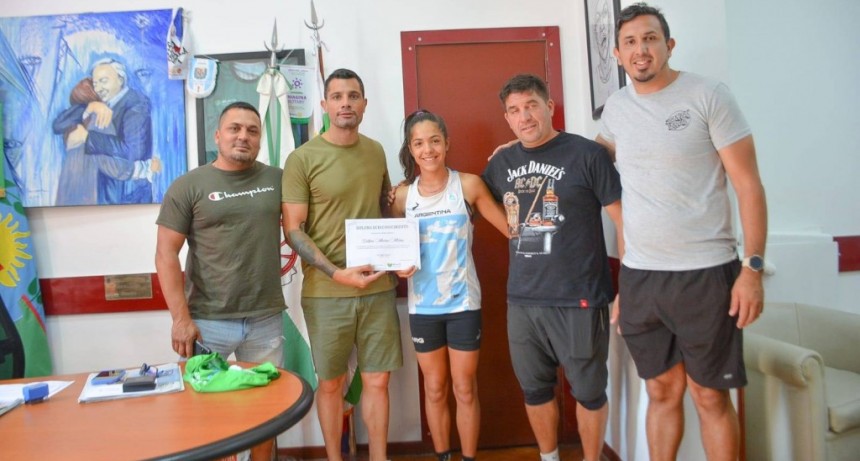 Gral. Rodríguez: García le entregó un reconocimiento a la atleta Delfina Molina 