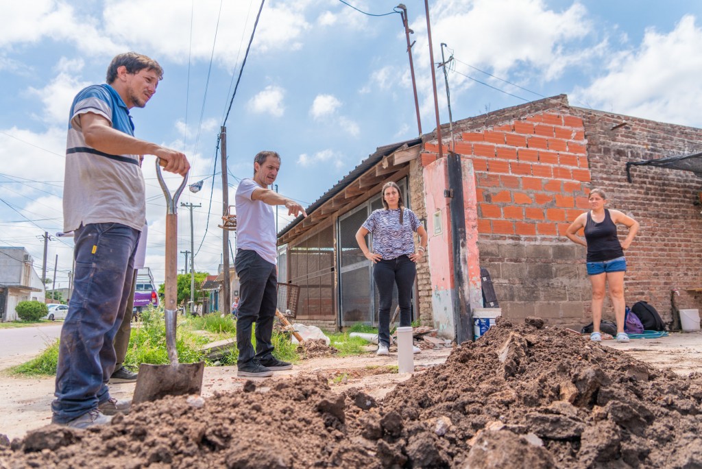 Campana: Abella recorrió los trabajos de conexiones cloacales en La Esperanza