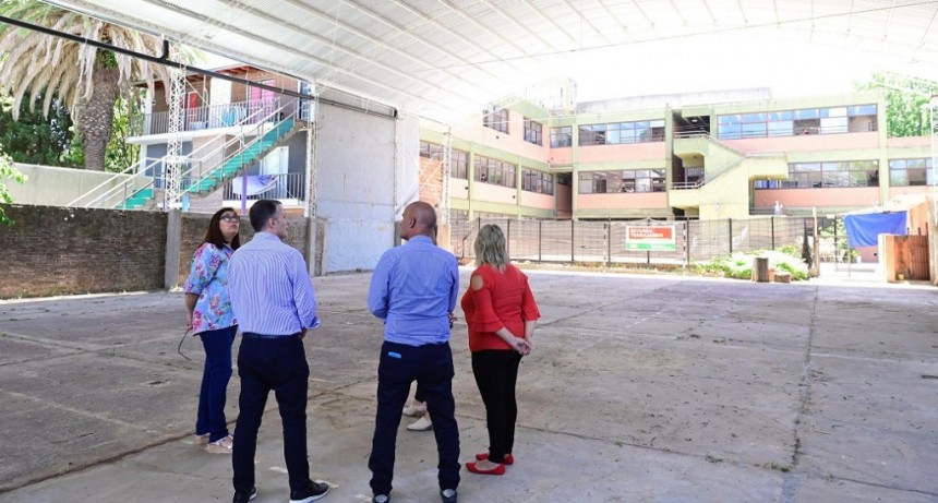 E. Echeverría: Gray recorrió la obra del techo parabólico de las escuelas Saavedra y Muñiz de Monte Grande