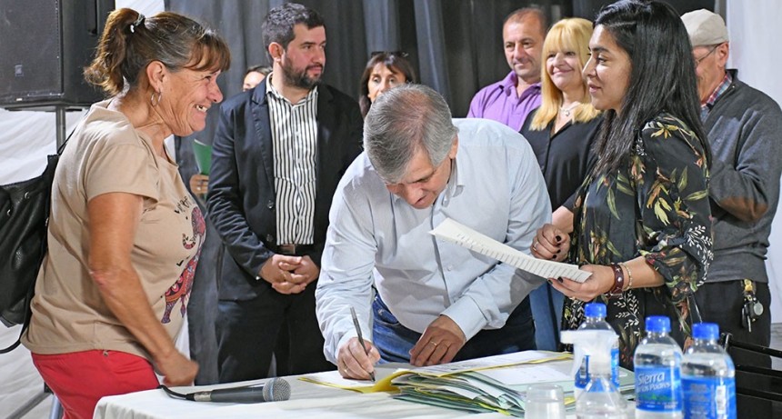 Chivilcoy: Britos participó de la entrega de 115 escrituras de viviendas 