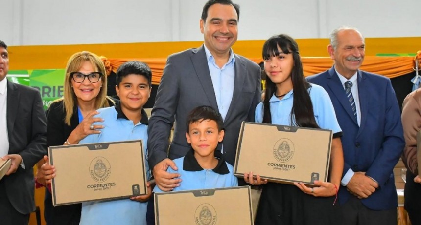 Corrientes: Valdés entregó 749 Notebooks y garantizó el compromiso de apostar a la educación pública