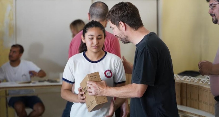 Mercedes: Se realizó una nueva entrega de netbooks a estudiantes de la Escuela Secundaria N°11 