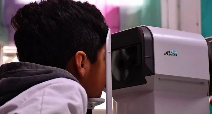Morón: Más de 850 estudiantes de nivel primario recibieron anteojos de forma gratuita este año