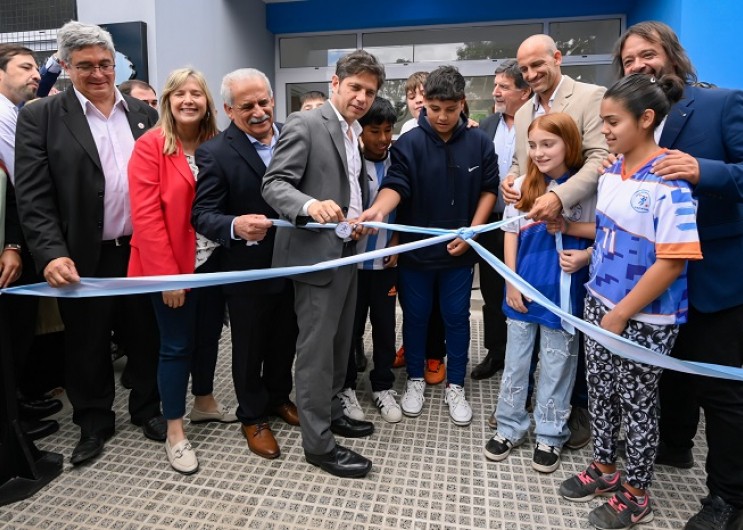 Kicillof inauguró un edificio escolar y entregó netbooks estudiantes en Patagones 