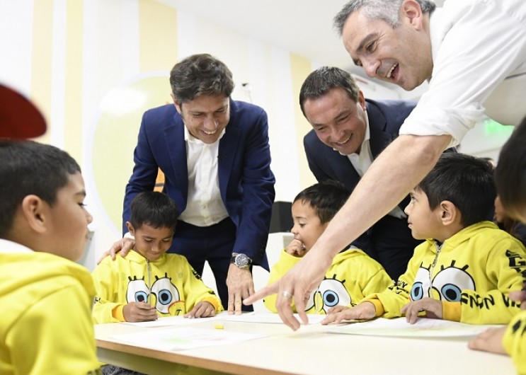 Kicillof inauguró un jardín de infantes y firmó un convenio para reactivar obras educativas paralizadas por Nación en Florencio Varela