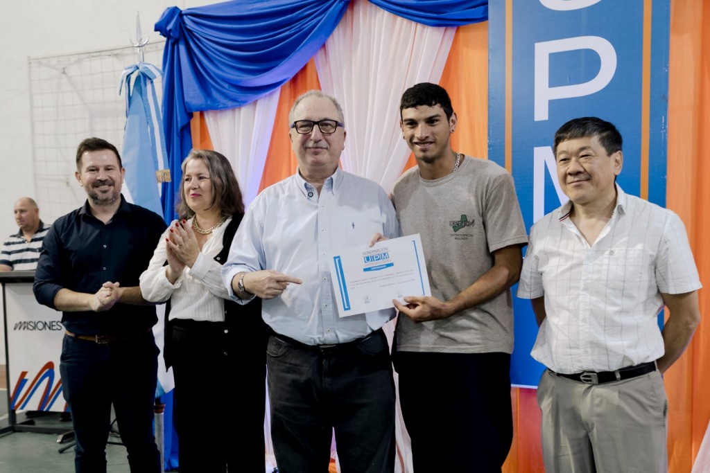 Misiones: Passalacqua encabezó ceremonia de egresados de la UPM 