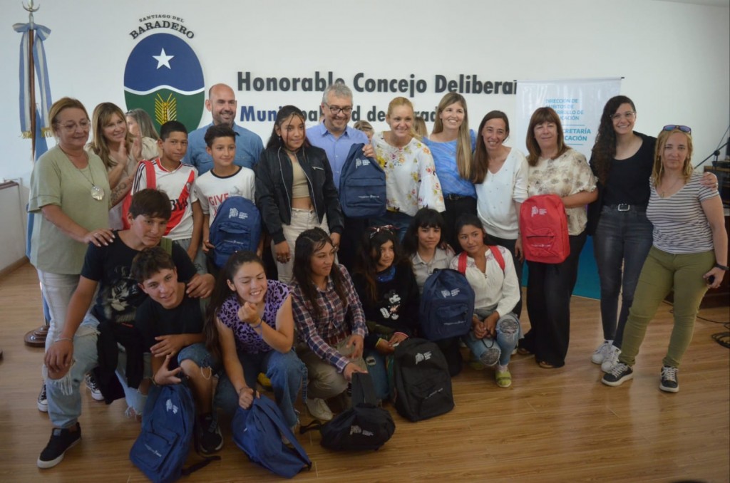 Baradero: El Municipio entregó kits escolares y mochilas para estudiantes de establecimientos educativos de ámbito isleño