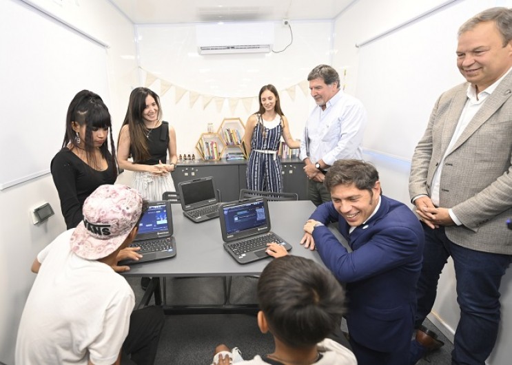 Kicillof recorrió centros socioeducativos que trabajan en la revinculación escolar de jóvenes bonaerenses