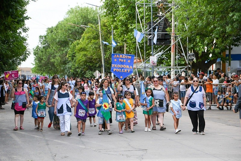 Pte. Perón: El Municipio celebró sus 32° aniversario con un gran desfile, bandas en vivo y artesanía en Guarnica 