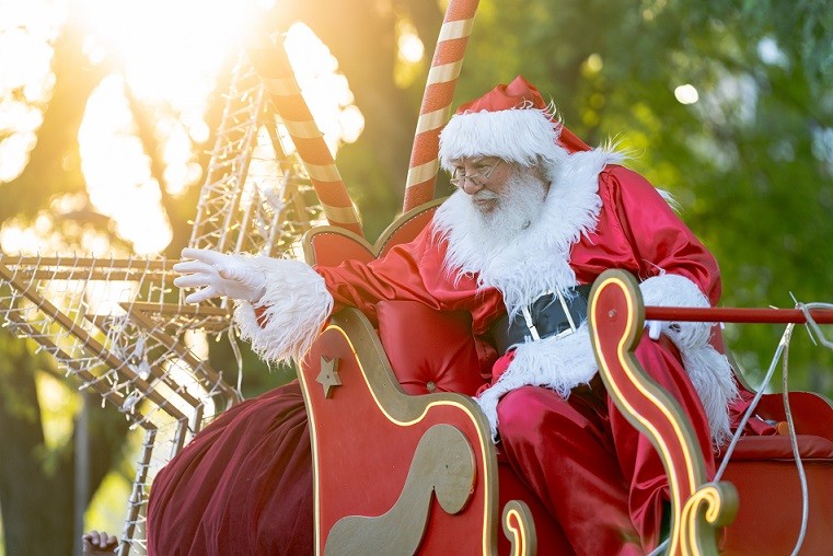 San Nicolás: La Caravana de Papá Noel recorre la ciudad para celebrar la Navidad