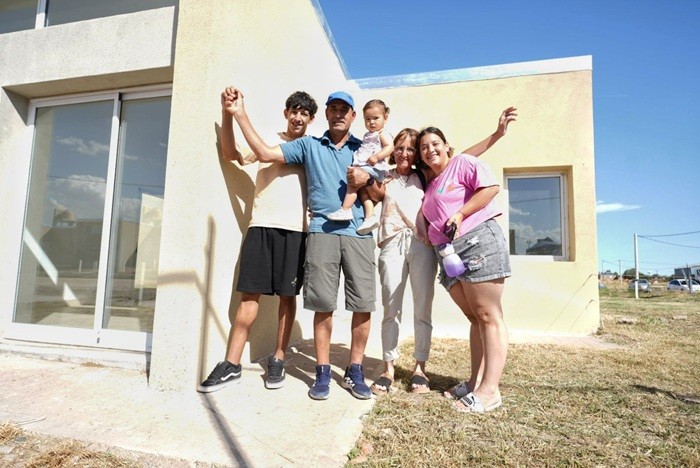 La Provincia entregó 46 viviendas en tres localidades bonaerenses