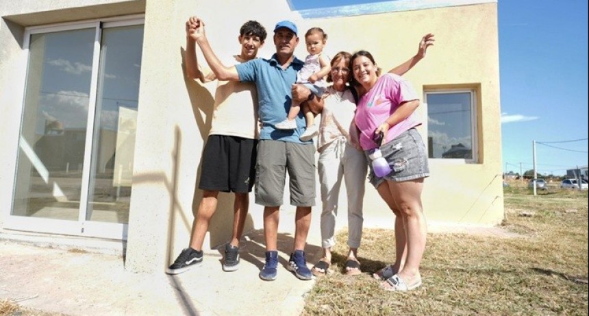 La Provincia entregó 46 viviendas en tres localidades bonaerenses